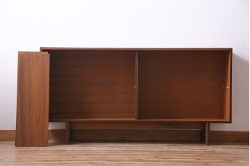 ヴィンテージ家具　北欧ビンテージ　チーク材　すっきりとした佇まいのディスプレイラック(ローボード、飾り棚)
