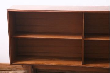 ヴィンテージ家具　北欧ビンテージ　チーク材　すっきりとした佇まいのディスプレイラック(ローボード、飾り棚)