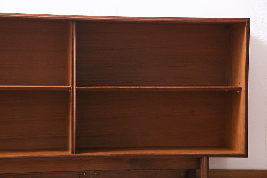 ヴィンテージ家具　北欧ビンテージ　チーク材　すっきりとした佇まいのディスプレイラック(ローボード、飾り棚)