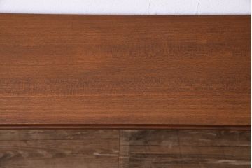 ヴィンテージ家具　北欧ビンテージ　チーク材　すっきりとした佇まいのディスプレイラック(ローボード、飾り棚)