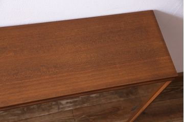 ヴィンテージ家具　北欧ビンテージ　チーク材　すっきりとした佇まいのディスプレイラック(ローボード、飾り棚)