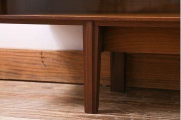 ヴィンテージ家具　北欧ビンテージ　チーク材　すっきりとした佇まいのディスプレイラック(ローボード、飾り棚)