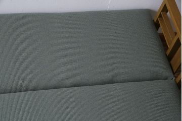 レトロ家具　昭和初期　なめらかな木肌とシンプルなデザインが魅力のソファベッド(3人掛けソファ)