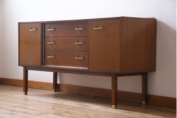 ヴィンテージ家具　イギリスビンテージ　G-PLAN(ジープラン)　Brass-fittedシリーズ　気品漂う北欧スタイルのローボード(収納棚)
