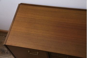 ヴィンテージ家具　イギリスビンテージ　G-PLAN(ジープラン)　Brass-fittedシリーズ　気品漂う北欧スタイルのローボード(収納棚)