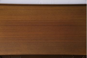 ヴィンテージ家具　イギリスビンテージ　G-PLAN(ジープラン)　Brass-fittedシリーズ　気品漂う北欧スタイルのローボード(収納棚)