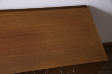 ヴィンテージ家具　イギリスビンテージ　G-PLAN(ジープラン)　Brass-fittedシリーズ　気品漂う北欧スタイルのローボード(収納棚)