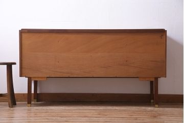 ヴィンテージ家具　イギリスビンテージ　G-PLAN(ジープラン)　Brass-fittedシリーズ　気品漂う北欧スタイルのローボード(収納棚)