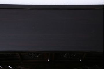 中古　民芸家具　縞黒檀無垢材　牡丹　艶やかな質感が高級感漂う飾り棚(茶棚、収納棚)