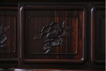 中古　民芸家具　縞黒檀無垢材　牡丹　艶やかな質感が高級感漂う飾り棚(茶棚、収納棚)