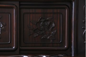 中古　民芸家具　縞黒檀無垢材　牡丹　艶やかな質感が高級感漂う飾り棚(茶棚、収納棚)