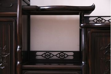 中古　民芸家具　縞黒檀無垢材　牡丹　艶やかな質感が高級感漂う飾り棚(茶棚、収納棚)