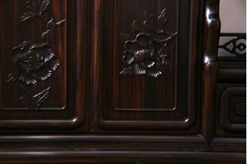 中古　民芸家具　縞黒檀無垢材　牡丹　艶やかな質感が高級感漂う飾り棚(茶棚、収納棚)