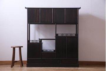 中古　民芸家具　縞黒檀無垢材　牡丹　艶やかな質感が高級感漂う飾り棚(茶棚、収納棚)