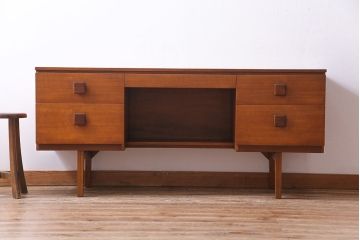 ヴィンテージ家具　北欧ビンテージ　チーク材　スクエア型の取っ手がかわいらしいワークデスク(両袖机、在宅ワーク、在宅用)