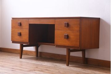 ヴィンテージ家具　北欧ビンテージ　チーク材　スクエア型の取っ手がかわいらしいワークデスク(両袖机、在宅ワーク、在宅用)