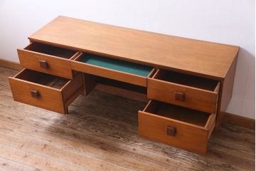 ヴィンテージ家具　北欧ビンテージ　チーク材　スクエア型の取っ手がかわいらしいワークデスク(両袖机、在宅ワーク、在宅用)