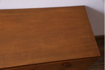 ヴィンテージ家具　北欧ビンテージ　チーク材　スクエア型の取っ手がかわいらしいワークデスク(両袖机、在宅ワーク、在宅用)