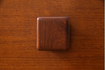 ヴィンテージ家具　北欧ビンテージ　チーク材　スクエア型の取っ手がかわいらしいワークデスク(両袖机、在宅ワーク、在宅用)