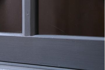 ペイント家具　レトロな雰囲気漂うダークトーンの戸棚(収納棚、食器棚、キャビネット)