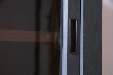 ペイント家具　レトロな雰囲気漂うダークトーンの戸棚(収納棚、食器棚、キャビネット)