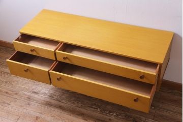 北欧家具　明るい木の色がナチュラルな雰囲気を醸し出すリビングボード(サイドボード、チェスト)