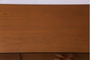 ヴィンテージ家具　北欧ビンテージ　AVALON　チーク材　シンプルで飽きの来ないデザインのリビングボード(サイドボード)
