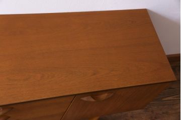 ヴィンテージ家具　北欧ビンテージ　AVALON　チーク材　シンプルで飽きの来ないデザインのリビングボード(サイドボード)