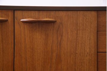 ヴィンテージ家具　北欧ビンテージ　AVALON　チーク材　シンプルで飽きの来ないデザインのリビングボード(サイドボード)