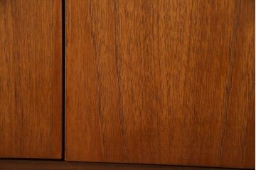 ヴィンテージ家具　北欧ビンテージ　AVALON　チーク材　シンプルで飽きの来ないデザインのリビングボード(サイドボード)
