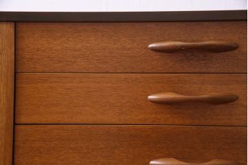 ヴィンテージ家具　北欧ビンテージ　AVALON　チーク材　シンプルで飽きの来ないデザインのリビングボード(サイドボード)