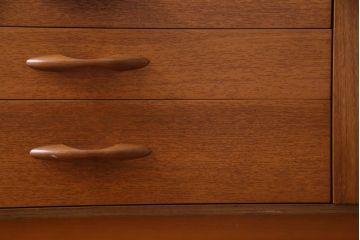ヴィンテージ家具　北欧ビンテージ　AVALON　チーク材　シンプルで飽きの来ないデザインのリビングボード(サイドボード)