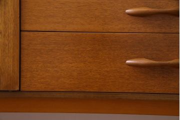 ヴィンテージ家具　北欧ビンテージ　AVALON　チーク材　シンプルで飽きの来ないデザインのリビングボード(サイドボード)