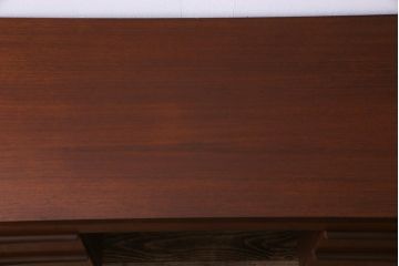 ヴィンテージ家具　北欧ビンテージ　チーク材　褐色の木肌と洗練されたデザインの両袖デスク(机、在宅ワーク、在宅用サイドボード)