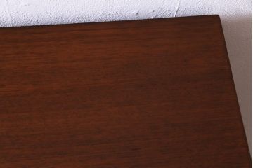 ヴィンテージ家具　北欧ビンテージ　チーク材　褐色の木肌と洗練されたデザインの両袖デスク(机、在宅ワーク、在宅用サイドボード)