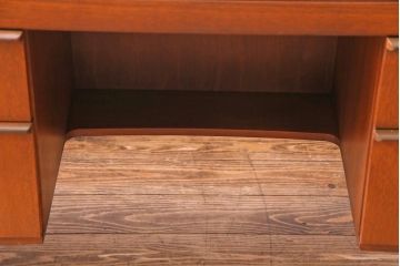 ヴィンテージ家具　北欧ビンテージ　チーク材　褐色の木肌と洗練されたデザインの両袖デスク(机、在宅ワーク、在宅用サイドボード)