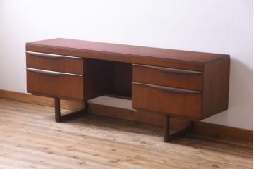 ヴィンテージ家具　北欧ビンテージ　チーク材　褐色の木肌と洗練されたデザインの両袖デスク(机、在宅ワーク、在宅用サイドボード)