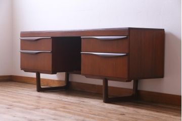 ヴィンテージ家具　北欧ビンテージ　チーク材　褐色の木肌と洗練されたデザインの両袖デスク(机、在宅ワーク、在宅用サイドボード)