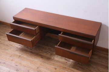 ヴィンテージ家具　北欧ビンテージ　チーク材　褐色の木肌と洗練されたデザインの両袖デスク(机、在宅ワーク、在宅用サイドボード)