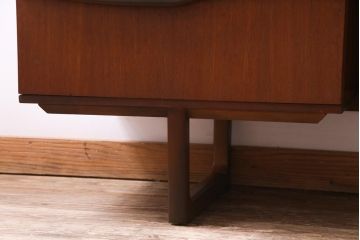 ヴィンテージ家具　北欧ビンテージ　チーク材　褐色の木肌と洗練されたデザインの両袖デスク(机、在宅ワーク、在宅用サイドボード)