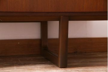 ヴィンテージ家具　北欧ビンテージ　チーク材　褐色の木肌と洗練されたデザインの両袖デスク(机、在宅ワーク、在宅用サイドボード)