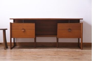 北欧ビンテージ家具　チーク材　ユニークなデザインの両袖デスク(机、在宅ワーク、在宅用サイドボード)