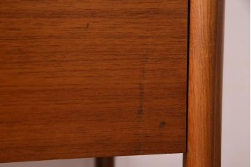 北欧ビンテージ家具　チーク材　ユニークなデザインの両袖デスク(机、在宅ワーク、在宅用サイドボード)