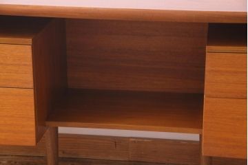 北欧ビンテージ家具　チーク材　ユニークなデザインの両袖デスク(机、在宅ワーク、在宅用サイドボード)