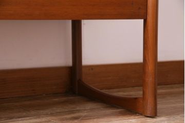 北欧ビンテージ家具　チーク材　ユニークなデザインの両袖デスク(机、在宅ワーク、在宅用サイドボード)