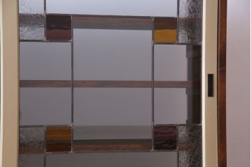 ラフジュ工房オリジナル　両面ガラス　色ガラス入りステンドグラスの戸棚(収納棚、サイドボード、サイドキャビネット、飾り棚)(R-033214)