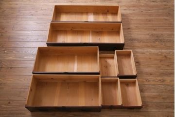 アンティーク家具　和製アンティーク　古い木の味わいと重厚感のある金具が魅力的な最上箪笥(衣装箪笥、和タンス)