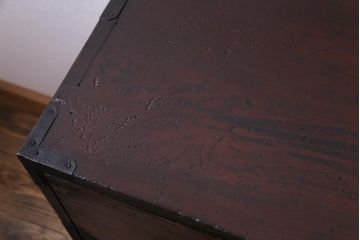 アンティーク家具　和製アンティーク　古い木の味わいと重厚感のある金具が魅力的な最上箪笥(衣装箪笥、和タンス)