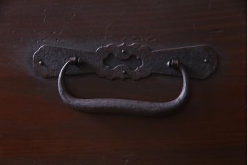 アンティーク家具　和製アンティーク　古い木の味わいと重厚感のある金具が魅力的な最上箪笥(衣装箪笥、和タンス)
