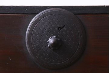 アンティーク家具　和製アンティーク　古い木の味わいと重厚感のある金具が魅力的な最上箪笥(衣装箪笥、和タンス)